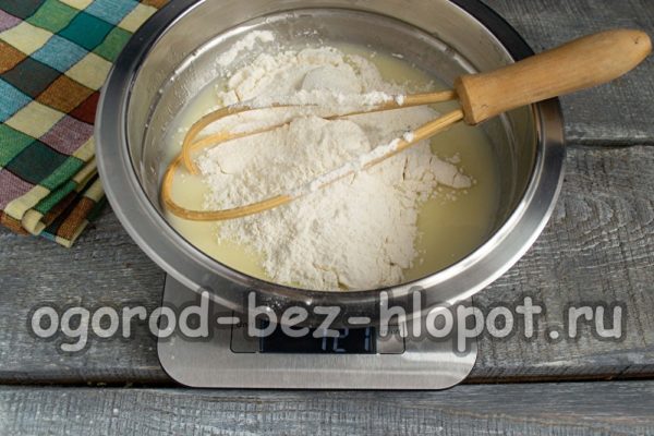 밀가루와 베이킹파우더를 넣는다