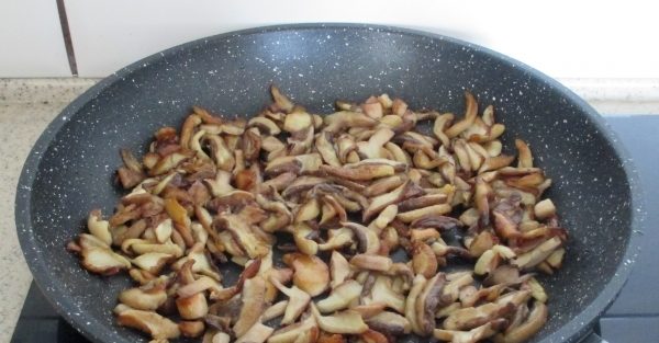 튀긴 버터 버섯