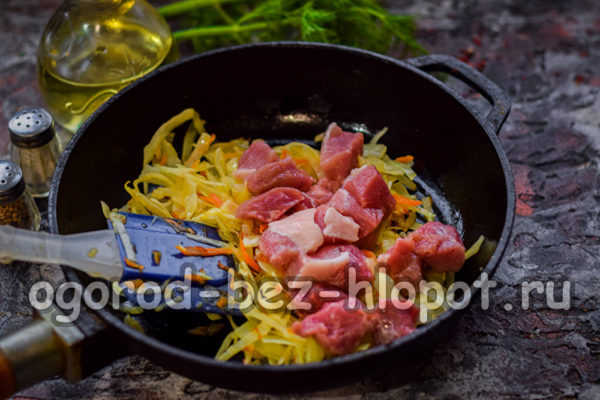 야채를 볶고 고기를 넣습니다