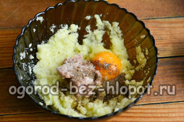 다진 고기, 계란, 향신료를 첨가합니다