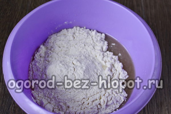 밀가루를 조금씩 넣어주세요