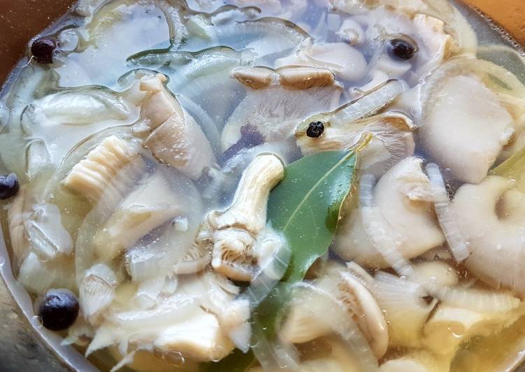 정향을 넣은 소금에 절인 느타리버섯