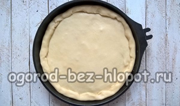 반죽의 나머지 절반으로 덮다