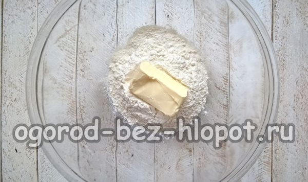 밀가루를 넣고 버터를 넣는다