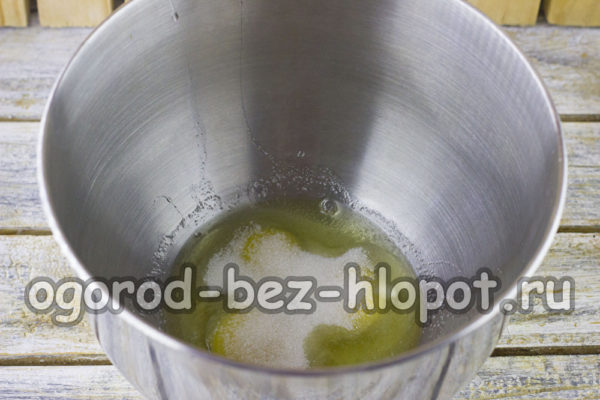 계란을 그릇에 넣고 풀어준 뒤 설탕을 넣어주세요