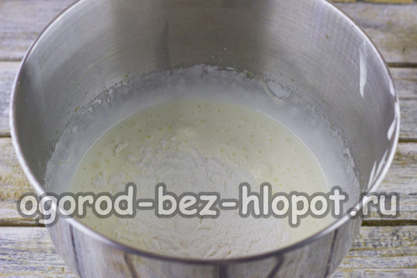 밀가루, 바닐라, 베이킹파우더를 넣습니다