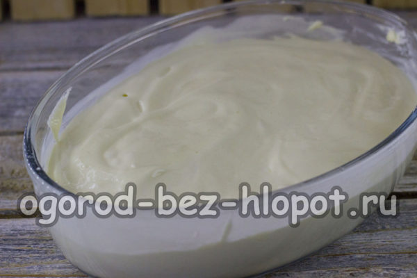 사과를 팬에 넣고 그 위에 반죽을 붓습니다.