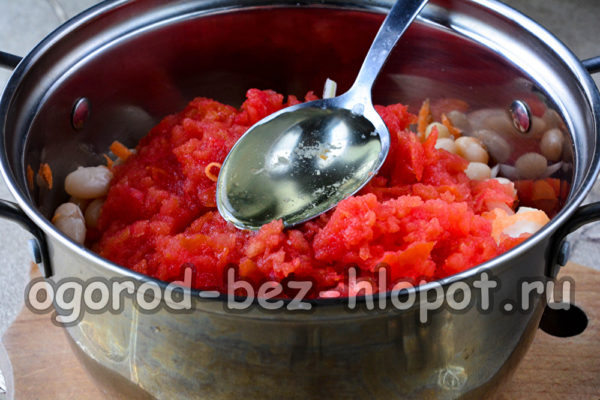 토마토, 기름, 식초를 첨가합니다