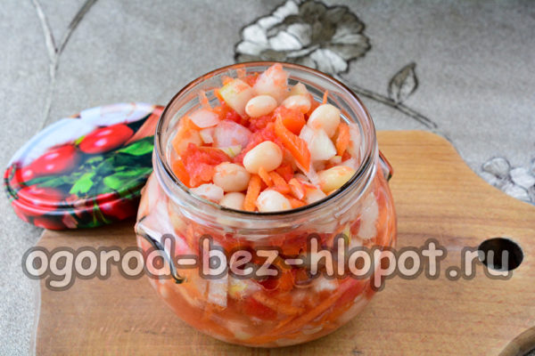 샐러드를 병에 담아두다