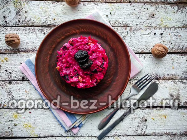 자두로 장식하고 서빙하세요