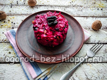 자두, 치즈, 견과류를 곁들인 비트 샐러드