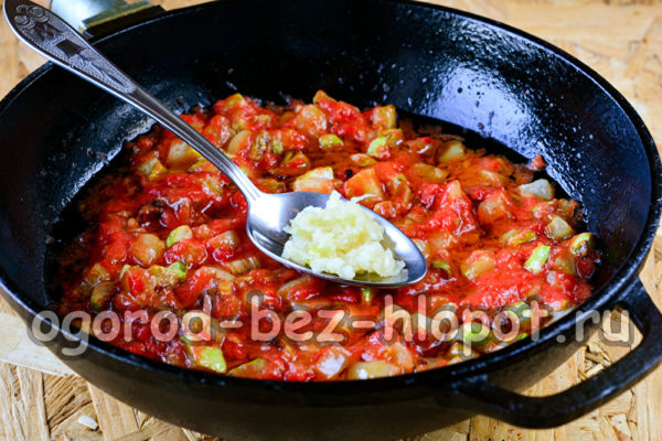 식초와 마늘을 첨가한다