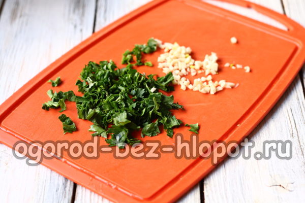 허브와 마늘을 다진다