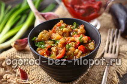 따뜻하게 구운 가지 샐러드