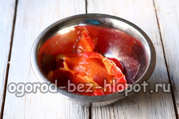 고추 껍질을 벗기고 씨를 빼다