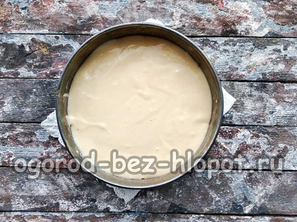 반죽의 나머지 절반을 붓는다