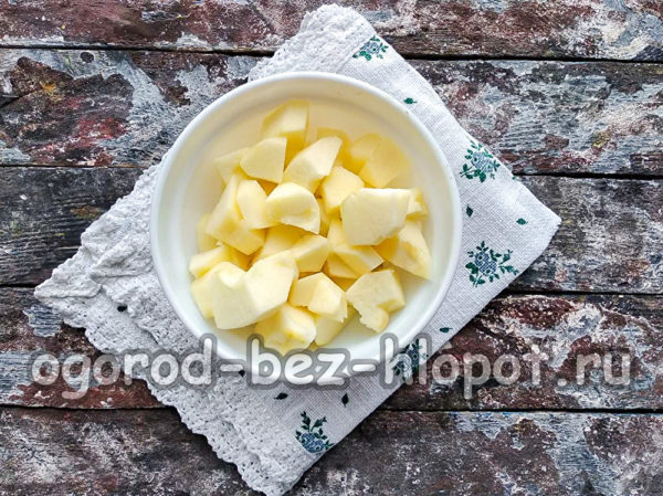 사과를 조각으로 자르다