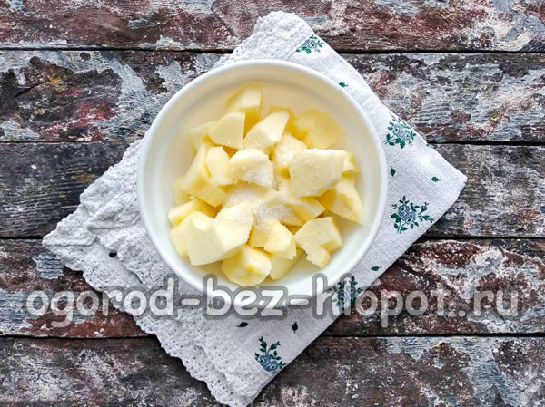 사과에 설탕을 뿌린다