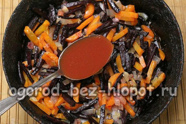 비트를 끓이고 토마토를 넣으세요