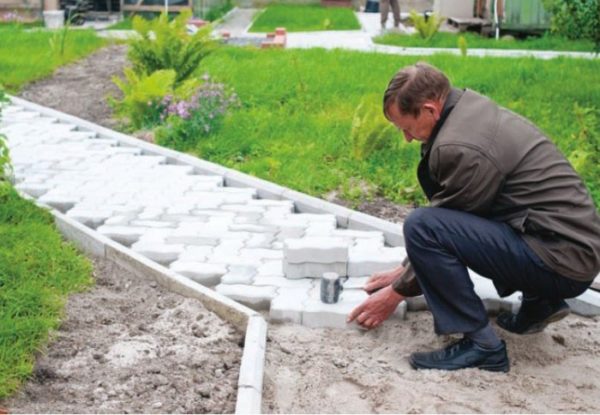 포장용 석판으로 만든 길