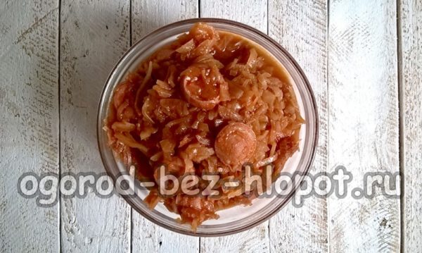 소시지를 곁들인 양배추 조림