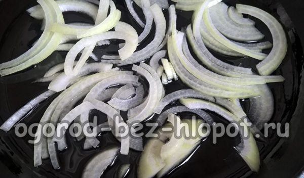 양파를 다져서 프라이팬에 넣으세요