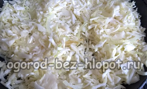 양배추를 프라이팬에 옮긴다