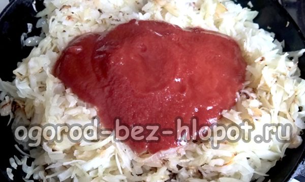 토마토 페이스트를 추가하다