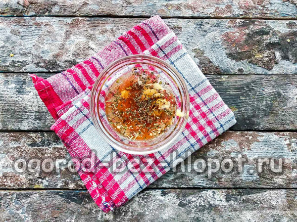 올리브 오일, 마늘, 향신료를 섞다