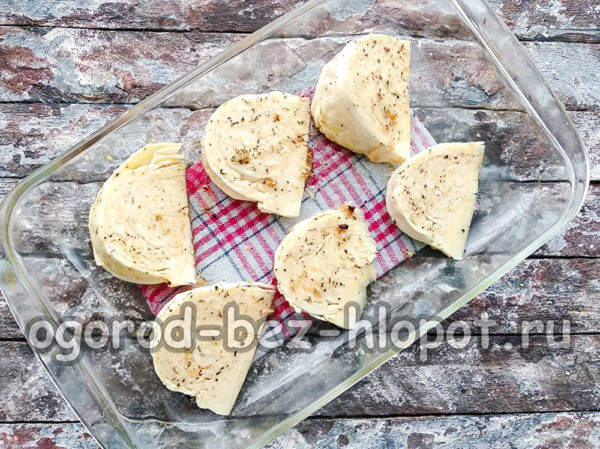 양배추에 매리네이드를 바르다