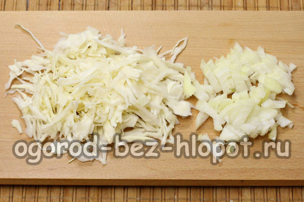 양파를 다지고, 양배추를 잘게 썬다