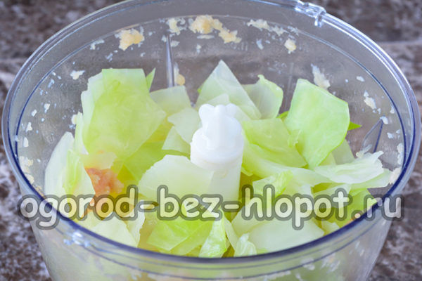 다진 고기에 양배추를 넣는다