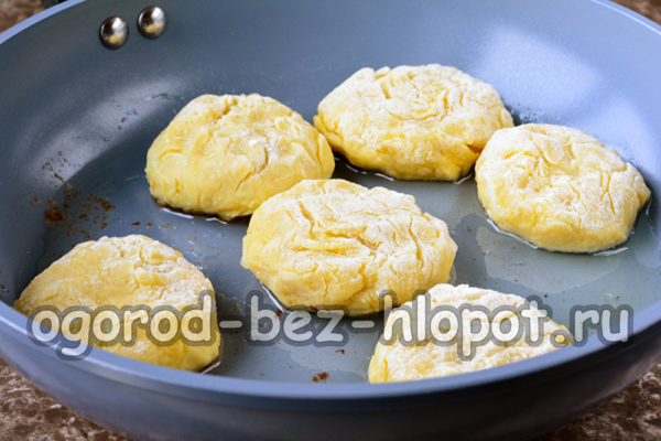 프라이팬에 커틀릿을 넣으세요