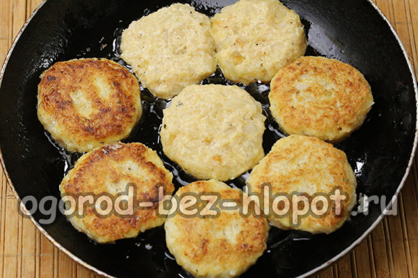 패티를 만들어 프라이팬에 올려 놓는다