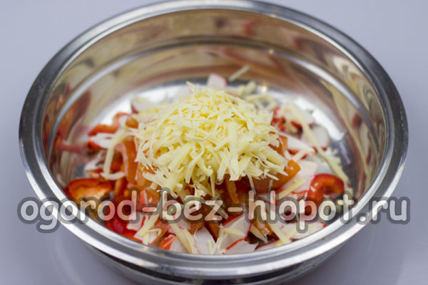 단단한 치즈를 갈아주세요