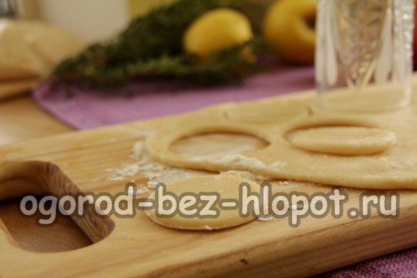 쿠키 커터로 쿠키를 잘라내다