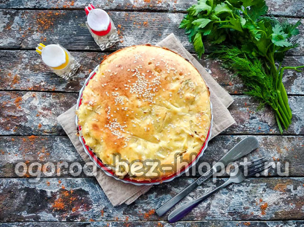 양배추 파이를 접시에 담다