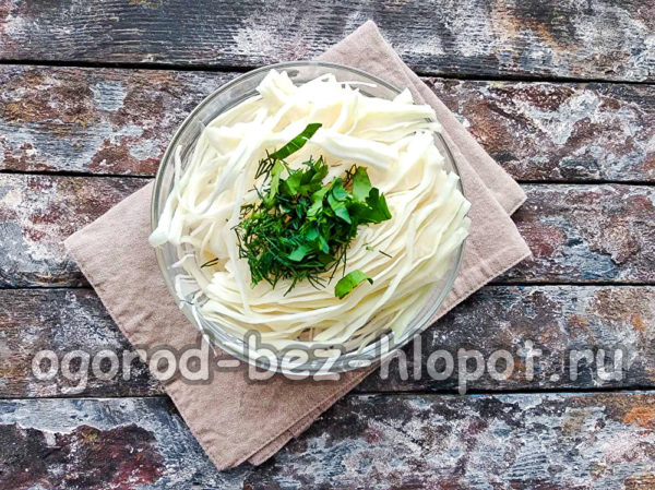 다진 허브를 추가하세요