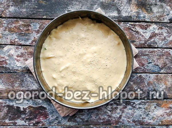 반죽을 붓고 참깨를 뿌린다