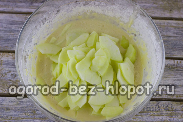 사과를 얇게 썰어요