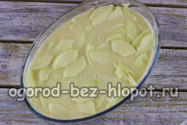 사과와 함께 반죽을 팬에 넣으세요