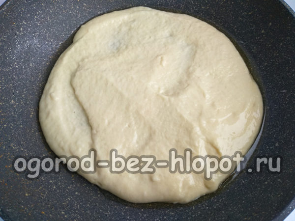 반죽의 절반을 팬에 붓습니다