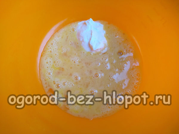 계란을 치고 사워크림을 넣습니다