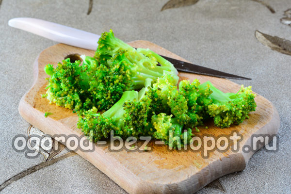 브로콜리를 삶아서 다진다