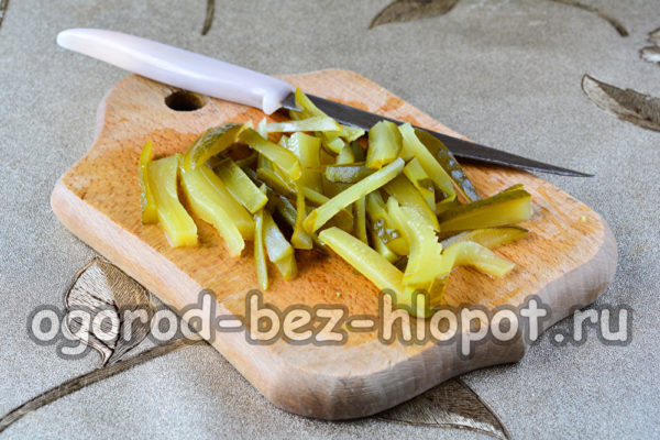 오이를 조각으로 자른다