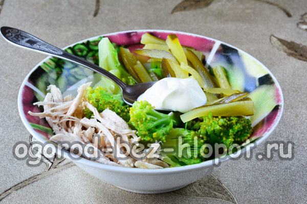 사워크림, 소금, 후추를 첨가합니다