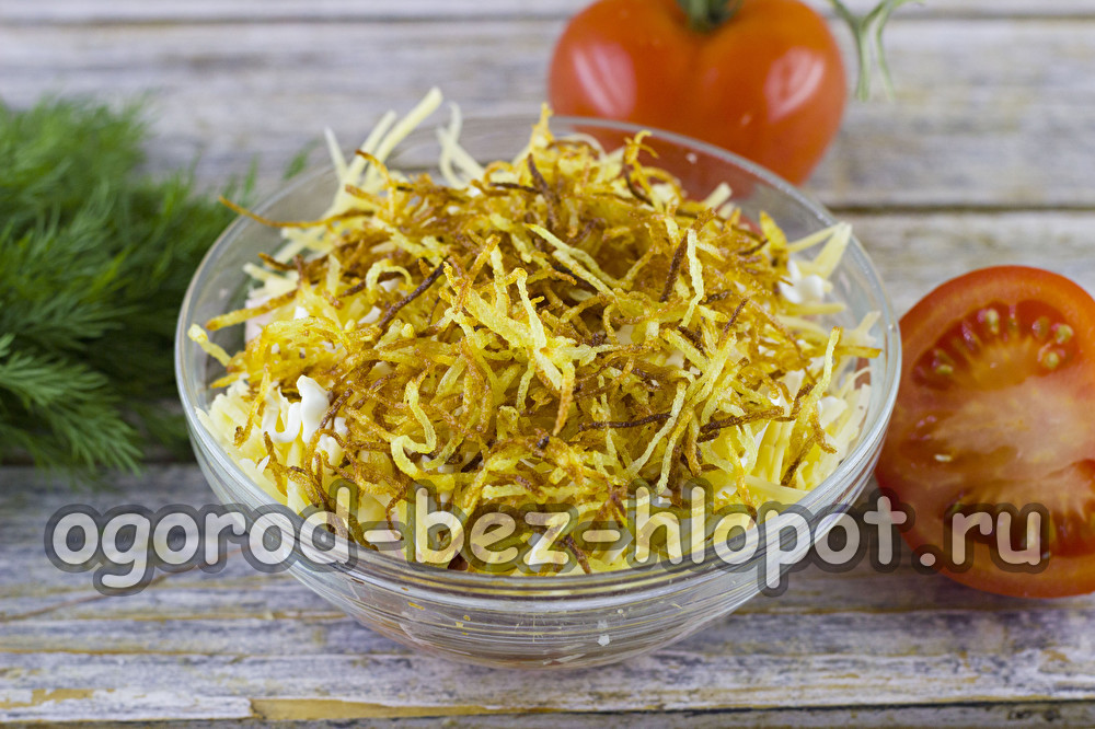 튀긴 감자를 곁들인 블론드 샐러드