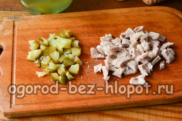 오이와 고기를 자르다