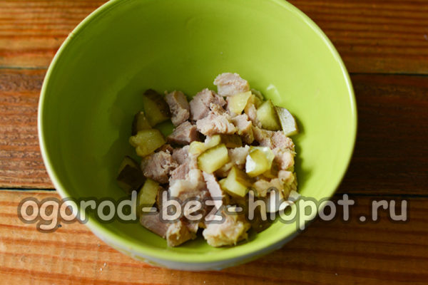 오이와 고기를 섞다