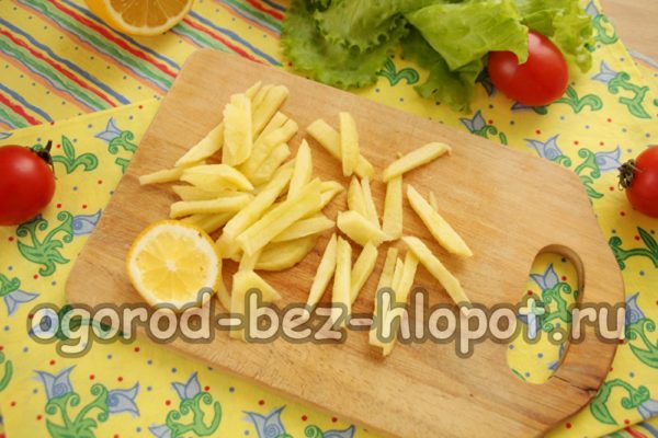 사과를 자르고 레몬즙을 뿌린다